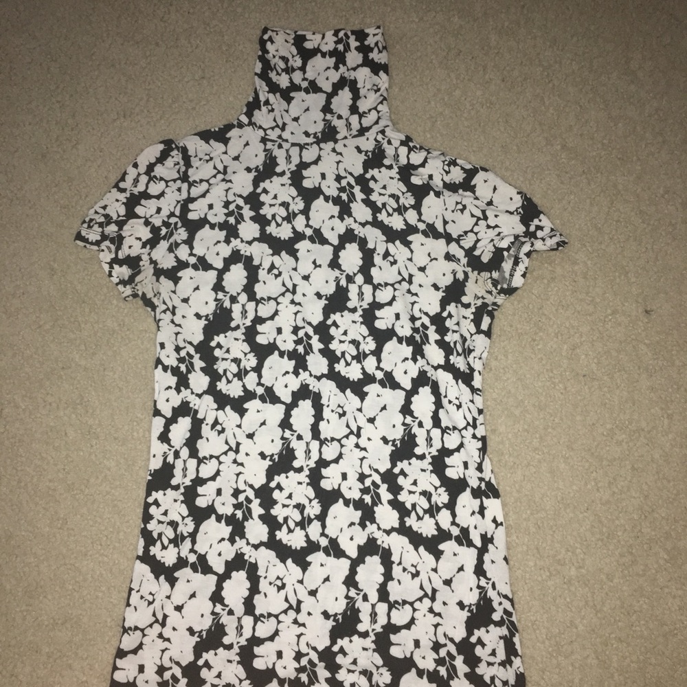 Floral turtleneck with short sleeves😍